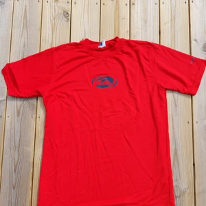 Quick silver t-shirt röd M - En röd Quick silver t-shirt, storlek M 