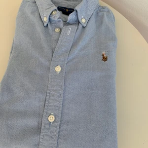 Polo Ralph Lauren skjorta  - Säljer denna Ralph Lauren skjorta i storlek yr-16, motsvarande XS för dam.  Sällan använd! Säljer pga den inte kommer till användning✨