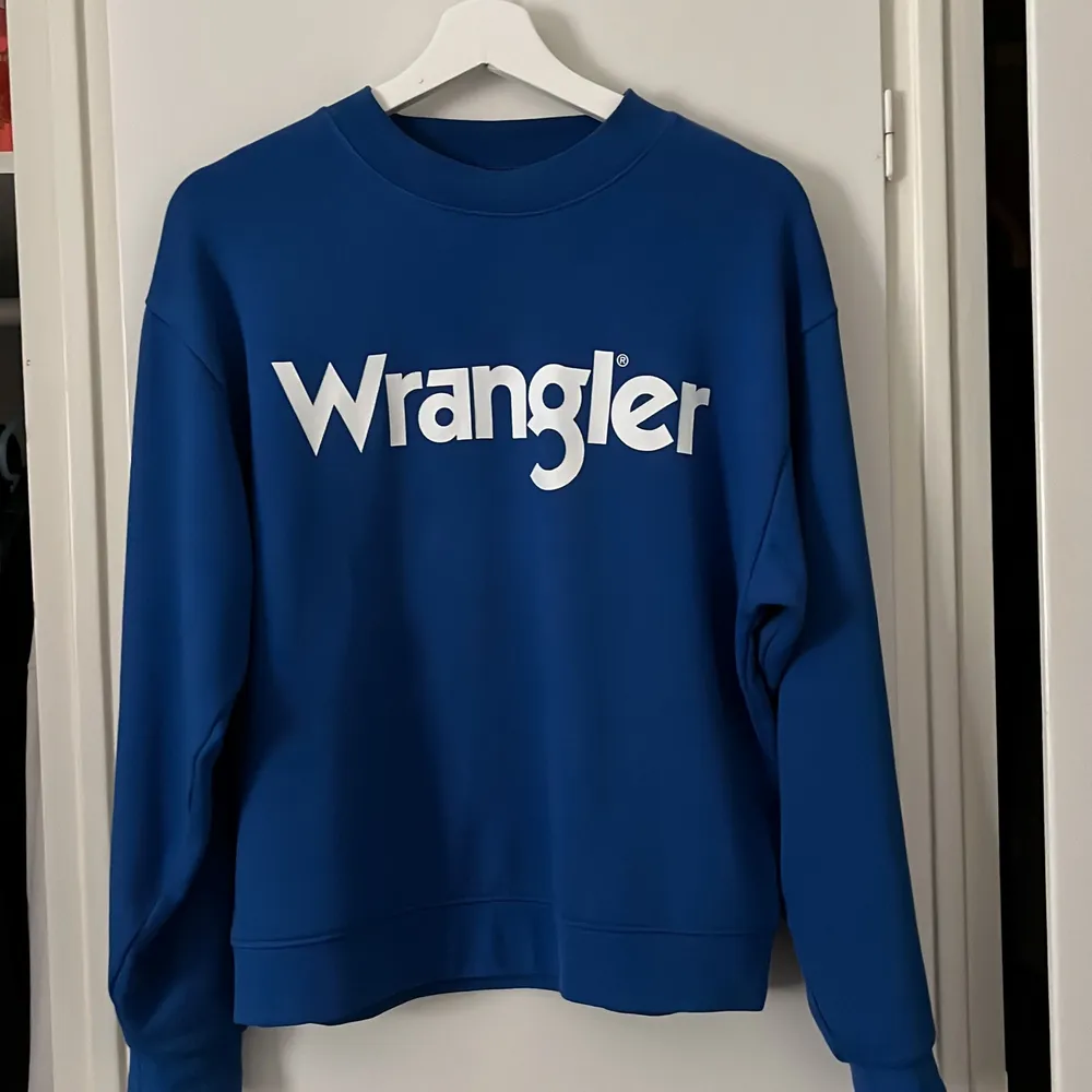 Snygg blå Wrangler sweatshirt. Använd sparsamt, inga defekter. Vanlig i storleken.. Tröjor & Koftor.