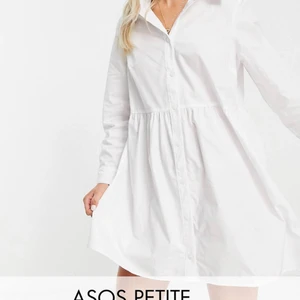 Vit skjortklänning från Asos - Säljer denna klänning från Asos som är perfekt till studenten eller sommaren! Tyvärr var den lite för liten för mig, men såå himla fin och helt oanvänd med prislappen kvar😍✨