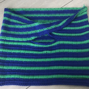 Stickad topp  - Helt oanvänd slutsåld topp, säljer pga att den är för stor för mig tyvärr💓 Storlek S (sista bilden är lånad) skriv privat för egna bilder Frakten är 66 och spårbar