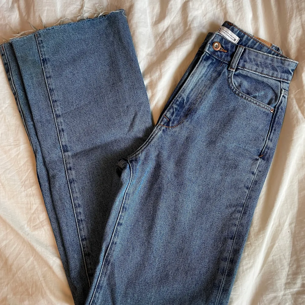 Ett par highwaist jeans säljer från Zara som jag inte längre använder satt dem är i ett jätte bra skick och super snygga 😍. Jeans & Byxor.