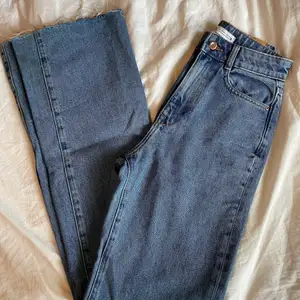 Ett par highwaist jeans säljer från Zara som jag inte längre använder satt dem är i ett jätte bra skick och super snygga 😍