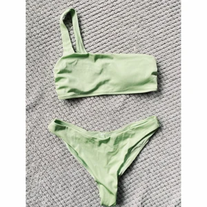 Mintgrön bikini - Oanvänd, endast provad. Tyvärr är storlekslappen bortklippt. Storlek - trosor i 40 och top i 38. Från H&M. 