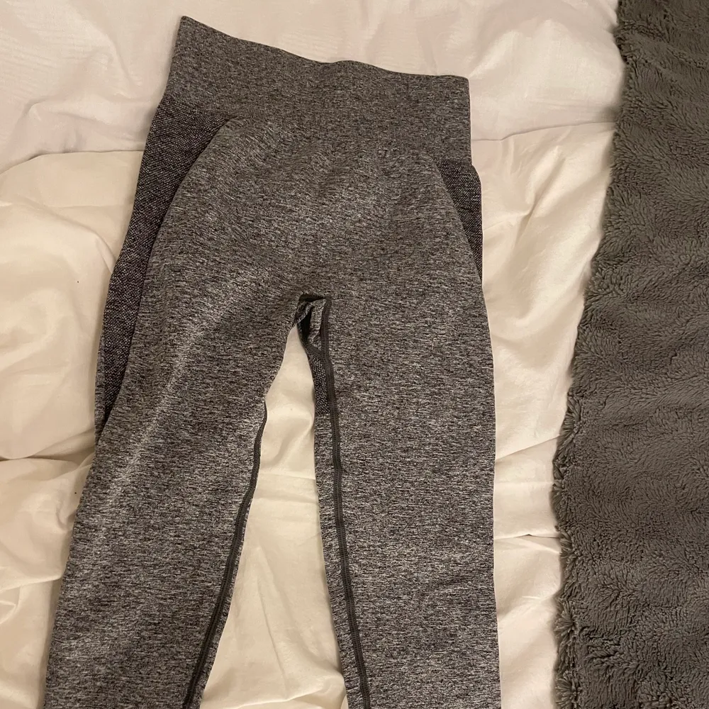 Träningsbyxor från gymshark i flexkollektkionen, storlek xs. Endast testade så de är i nyskick. Köpta för 550 kr, säljer de för 280 + frakt . Jeans & Byxor.