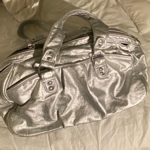 Silvrig väska - Skitcool silvrig väska⭐️
