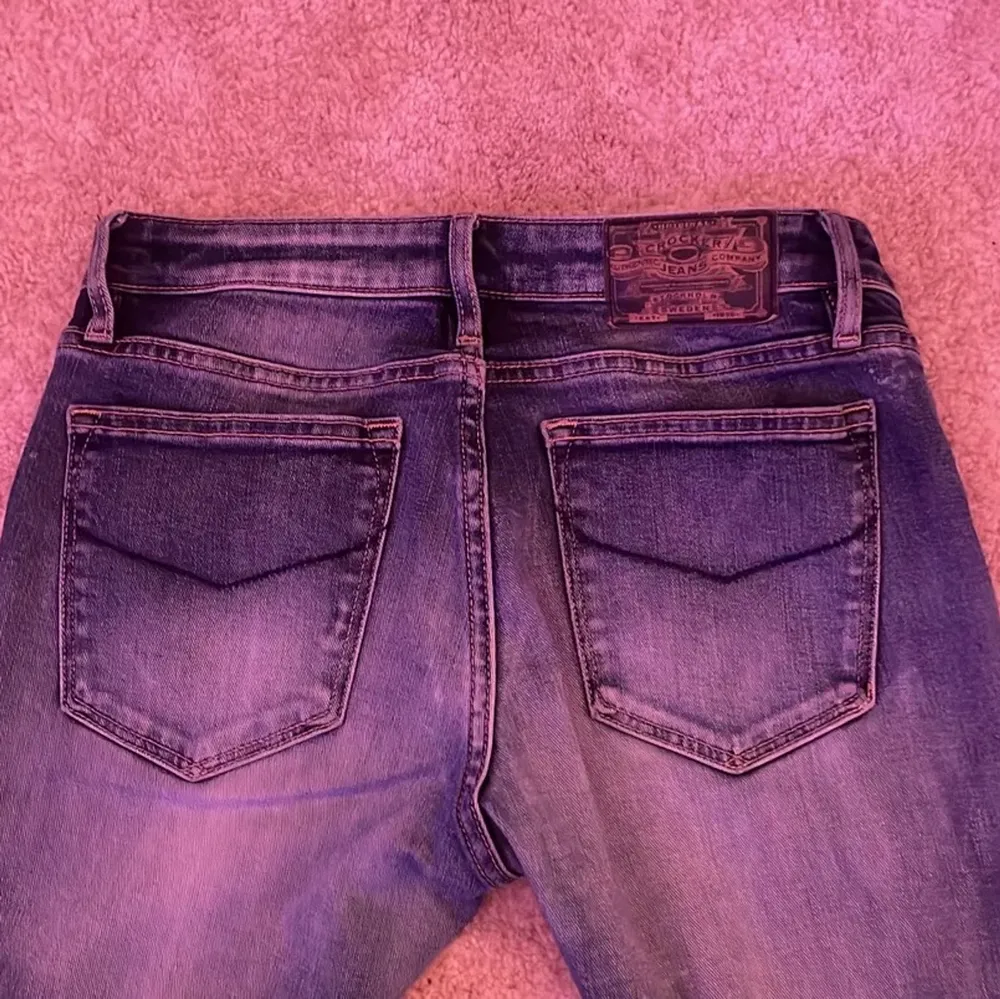 Säljer dessa så snygga crocker jeansen som inte säljs längre💗 sitter bra på mig som är 172 men skulle passa någon som är kortare helt klart! Först till kvarn och säljer för 250kr💗. Jeans & Byxor.