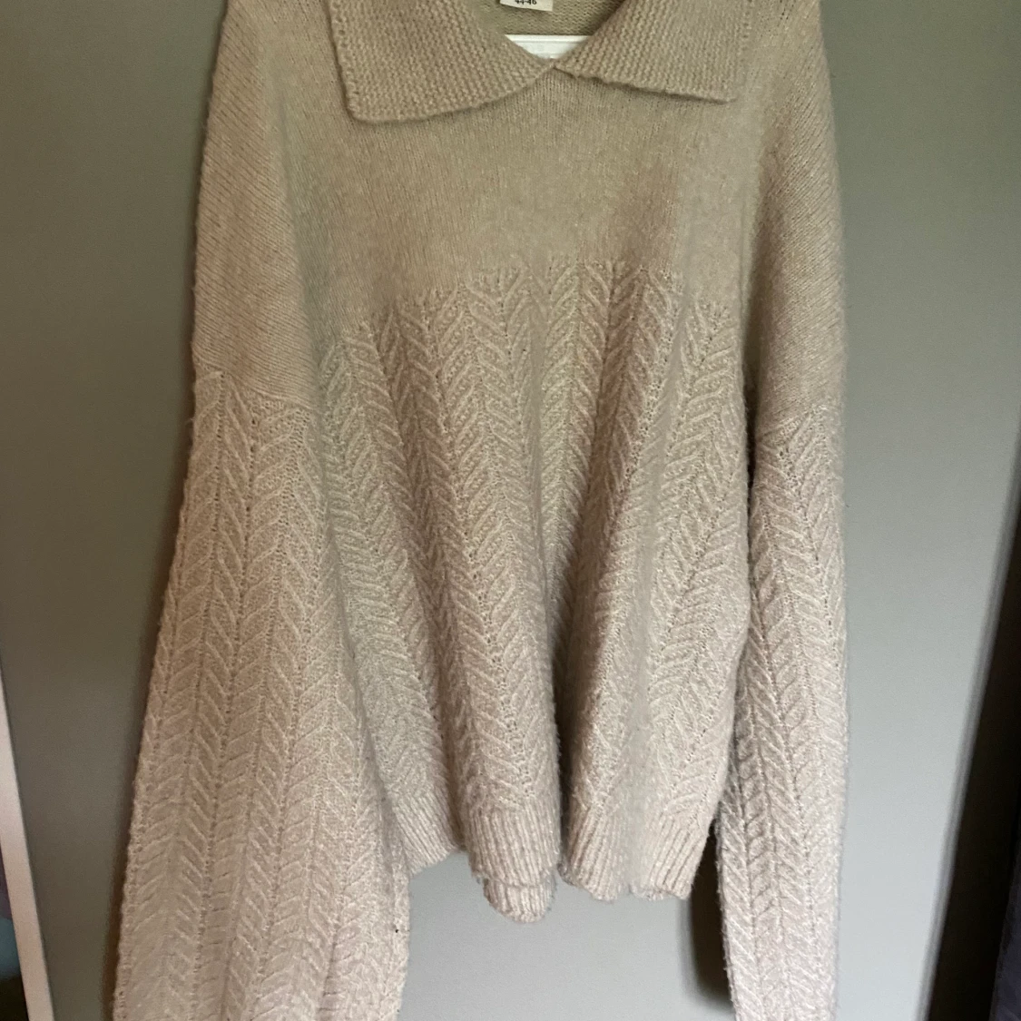 Stickad beige tröja