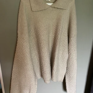 Stickad beige tröja - Fin stickad tröja som är jätte fin att ha över klänningar och kjolar! Det är storlek L men är som en M