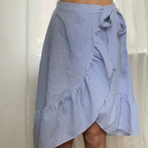 Jättefin kjol från hm som tyvärr har blivit för liten. Den är lite längre i modellen och knyts enkelt med banden efter önskemål💙✨