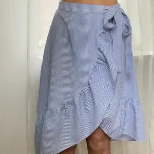 Jättefin kjol från hm som tyvärr har blivit för liten. Den är lite längre i modellen och knyts enkelt med banden efter önskemål💙✨