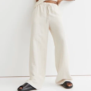 Beige linnebyxor  - Säljer, dessa jätte fina beige slutsålda linnebyxor från hm i storlek XS, byxorna är aldrig använda och har prislappen kvar!!🤩🤩