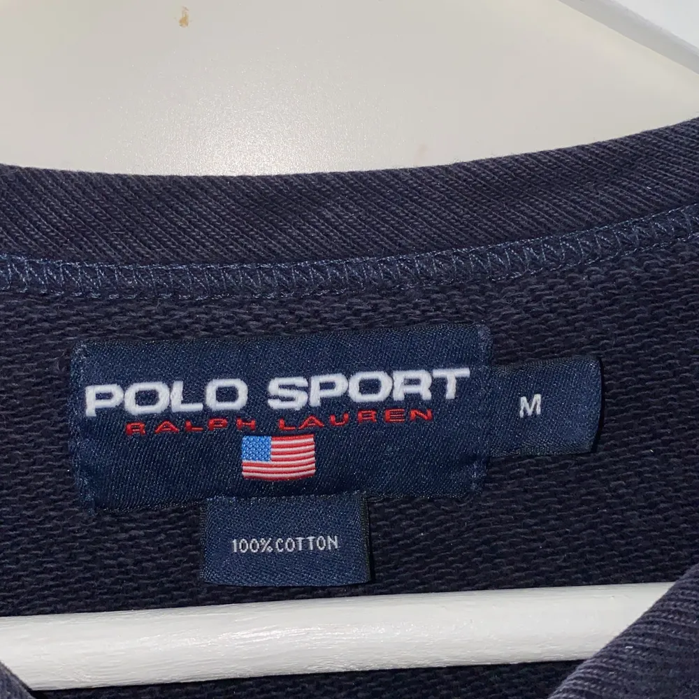 Vintage sweatshirt från Polo Sport inköpt i NYC i början på 2000 talet. Mörkblå med gult tryck.  Jättebra skick och grymt material. Strl M men passar M-L. . Tröjor & Koftor.