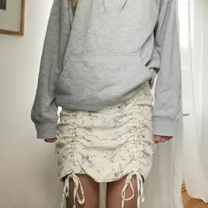 Supersöt kjol från missguided som passar perfekt nu inför midsommar! Längden går att justera själv med banden där fram. Kjolen är väldigt sparsamt använd🤍💜