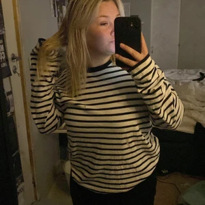 Randig Hampton repuclic tröja - Storlek M, använd ett få tal gånger, väldigt fint skick, inga hål eller fläckar, jätte fin men säljs för jag aldrig använder den! Storlek M men funkar nog på xs-L 😍😍