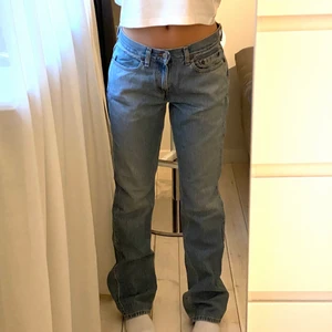 Vintage levis 505 - INTRESSEKOLL på dessa otroliga vintage levis 505 i en så fin ljusblå färg! Midjemått 38cm, innerben 84cm, sitter snyggt oversize på mig som brukar ha 36 och är ca 168! Perfekta nu till sommaren! Skriv för frågor, mått eller fler bilder!💕💕💞 BUD PÅ: 650kr💕