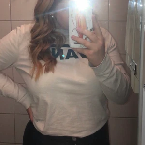 Vans Tröja  - Säljer min vans tröja då jag inte använder den längre, den är i super bra skick och märket är som det var när jag köpte det. Inga anmärkningar alls. Tröjan är i stolek L men går på en M också skulle jag säga!! Jätte fin tröja över lag! 