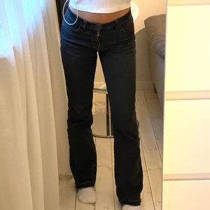 Vintage flash jeans - INTRESSEKOLL på dessa otroliga vintage flash jeans i en så fin svart grå färg! Midjemått 37cm, innerben 84cm, sitter snyggt på mig som brukar ha 36 och är ca 168! Perfekta nu till sommaren! Skriv för frågor, mått eller fler bilder!💕💕💞 BUD PÅ: 400kr💞