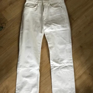 Byxor - Vita superfina raka byxor från weekday