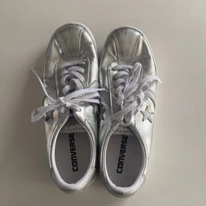 coola converse skor  - SUPER coola converse skor i bra skick! köpta för flera år sedan så vet inte de fortfarne görs! Storlek 38