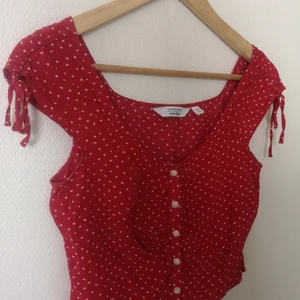 Crop top från &stories - Röd prickig crop top från &stories. Storlek 36 men skulle säga att den är en 34.