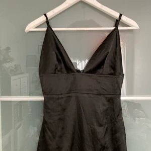 Oanvänd satinklänning - Oanvänd satinklänning i storlek 38. Med lapp kvar!