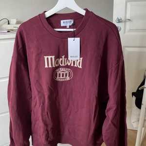 Tröja - Oanvänd från madlady, passar XS-L beroende på hur man vill den ska sitta. Nypris 549kr