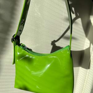 Ascool grön väska från daniel silfen som jag aldrig har använt. Köpte den för 700 och säljer den nu för 350!!😇 Härlig detalj att ha nu i vår och sommar💚