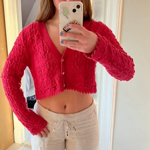 Ros/röd kofta  - Säljer denna jättefina rosa/röda koftan ifrån Zara! Använd ett fåtal gånger och i bra skick!❤️‍🔥❤️‍🔥