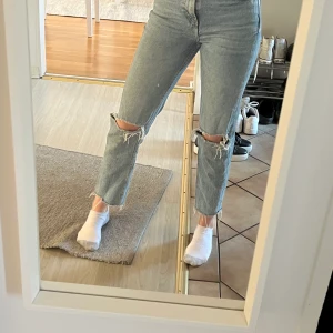 Zara jeans  - Säljer de här jeansen från zara, jättefina jeans, bara använts en gång💕💕