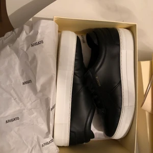 Axel arigato skor - Säljer nu mina Axel arigato skor helt perfekta som sommar skor de är i strl 39! Original pris 1950kr säljs för 1300kr Prisyet är ej hugget i sten! Annars är byte mot Samma modell i storlek 38 annars också intressant! 💕 Kartong, klistermärken och påsen finns även kvar! Lägsta bud: 1100kr inkl frakt 