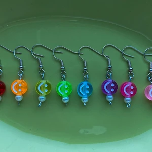 Random smiley earring✨ - Få en random färg eller välj själv! 11kr för en eller 22kr för ett par 🔮 Alla beställningar får med klistermärken och alla över 100kr får en gratis ring! 