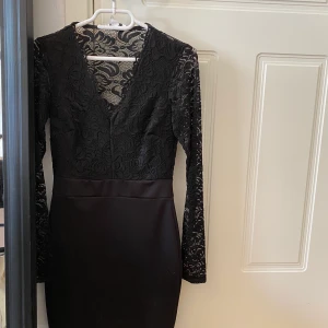 Svart klänning  - Superfin knappt använd. Strl xs