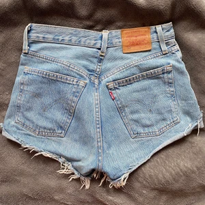 Jeansshorts - Assnygga jeansshorts från Levi’s! Dom är insydda vilket man ser lite bakifrån men inget man tänker på (närbild 3), skulle säga att de passar som en XS