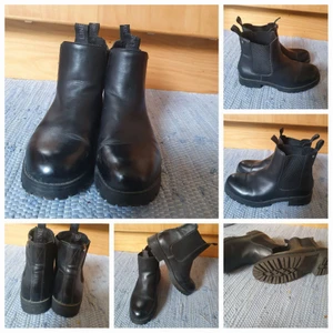 Svarta fodrade skor i fint skick säljes  - Märke: Linear Storlek: 39 Färg: Svart  Material: Syntet med pälsimitation inuti.  Skorna är vattentäta i drag-på modell.  Finns centralt I Årsta Stockholms län. Betalning på plats med swish eller jämna kontanter.  Varmt välkommen 🌸