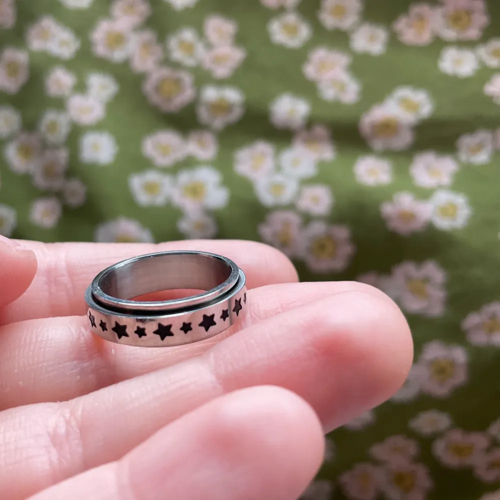En jätte fin ångest ring som man kan snöra på! Den är i rostfritt stål och kommer aldrig rosta eller tappa färgen! Aldrig använd då den är för liten på mig❤️. Accessoarer.