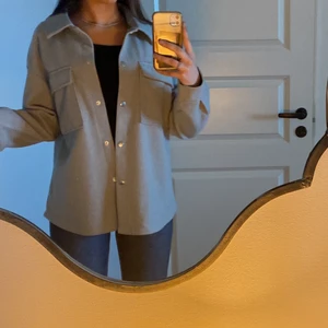 Grå kappa från Gina  - Sälje min fina kappa från Gina tricot som är i storlek S, den är i väldigt bra skick har använt bara 2 gånger💗