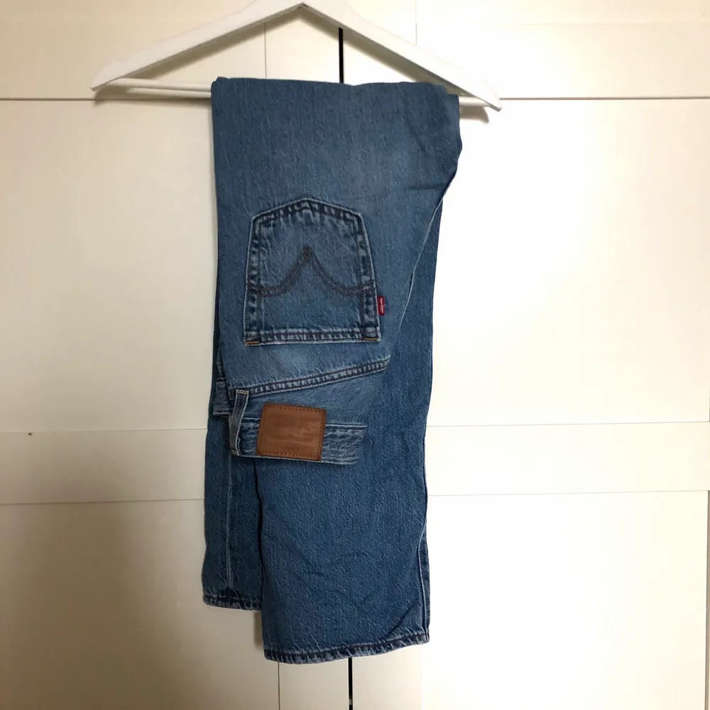 Säljer dessa blå Levis jeans i modellen ribcage, då dem blivit för stora för mig, sparsamt använda. Skriv privat för mer frågar och bilder🤍. Jeans & Byxor.