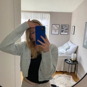 Stickad kofta  - Säljer denna stickade ljusblå kofta köpt på nakd då den inte längre kommer till användning. Använd ett fåtal gånger 