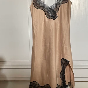 M-kae - Säljer min fina klänning från M-kae💗 Den är i storlek Small och går och använda som klänning men också nattlinne! 