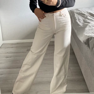 YOKO MONKI JEANS  - Fina Varmvita Wide leg jeans från monki i modellen YOKO. Strl 25. Aldrig använda. Säljer eftersom de aldrig kommer till användning 💗💗💗 skriv till mig privat om du är intresserad!  NYPRIS: 400kr, MITT PRIS: 160kr