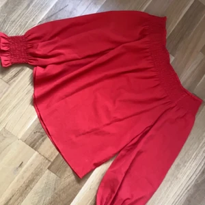Tröja  - Röd offshoulder tröja, storlek xs