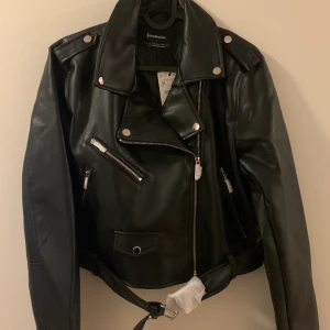 Skinnjacka - Snygg skinnjacka från asos. Har aldrig använt den då den är för liten för mig. Köparen står för frakt💗