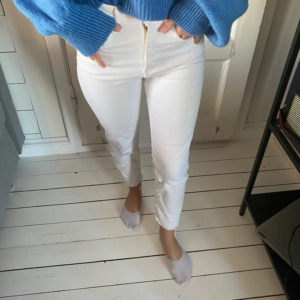 Mom Jeans från Zara, använda en gång fint skick inga fläckar. Storlek 36. 100kr+frakt.. Jeans & Byxor.