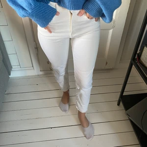 Vita Mom Jeans Zara  - Mom Jeans från Zara, använda en gång fint skick inga fläckar. Storlek 36. 100kr+frakt.