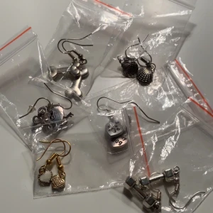 Örhängen - Säljer dessa fina örhängen eftersom jag aldrig använder dem ( säljer endast alla tillsammans )