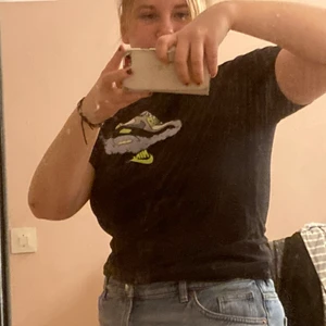 nike t-shirt - Säljer min svarta nike t-shirt för att den inte är min stil längre och jag trivs inte i tröjan. Det är inget problem med den dvs den är inte trasig, har inga fläckar, sitter bra osv men den är inte min stil. Det är en nike sko på framsidan vilket är nike symbolen. Pris kan diskuteras. Hör av dig vid frågar:)