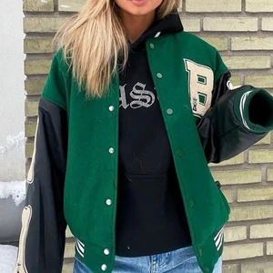 Varsity jacka - College jacka i nyskick! Från originalmärket ! Köparen står för frakten! 💞 (kostar egentligen ca 900)