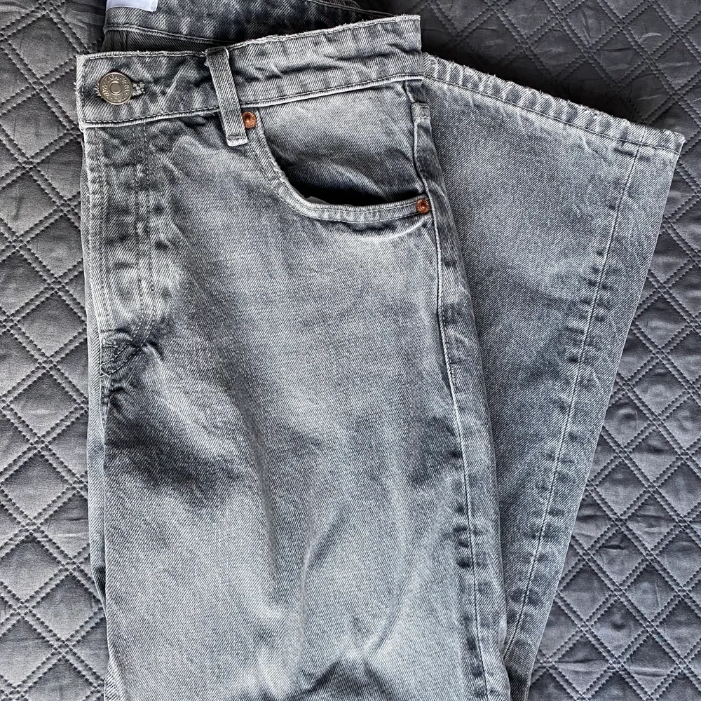 Gråa låg midjade jeans från zara, köpta för ett tag sen men knappt använda, därför säljer jag de! Fin passform med straight leg fit, storlek 38💞 Nypris: 359kr, köpare står för frakt 😊. Jeans & Byxor.