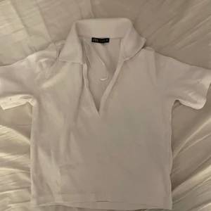 Ribbad tröja - Jättefin pikétröja i ribbat matrial från Zara! Använd en gång ungefär så ser ut som nu! Frakt på 44kr. Sitter som en S/M